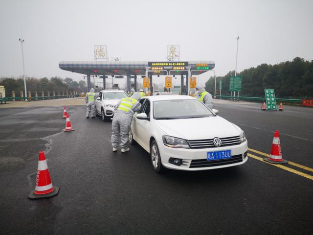 省交控集團全面打響以“高速公路收費站、服務區和客運站場” 等為主戰場的疫情防控阻擊戰。_調整大小.jpg