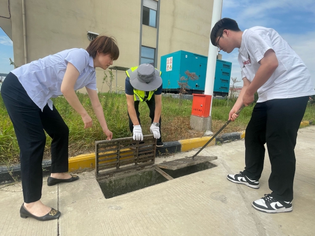 4迅捷物流高遠(yuǎn)公司組織工作人員對園區(qū)內(nèi)雨水井開展排查和清掏疏通工作，確保園區(qū)雨季排水暢通。.png