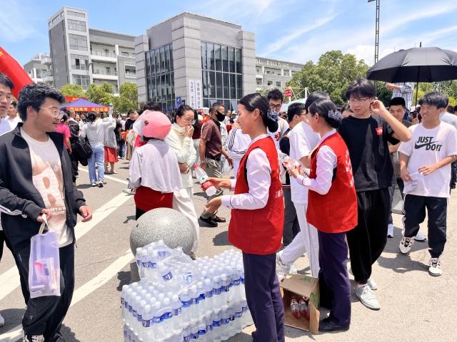 6月7日，德上高速淮南處壽縣站暢淮青年服務志愿者吳瑞瑞、莊曉曉為考生提供飲水...JPG